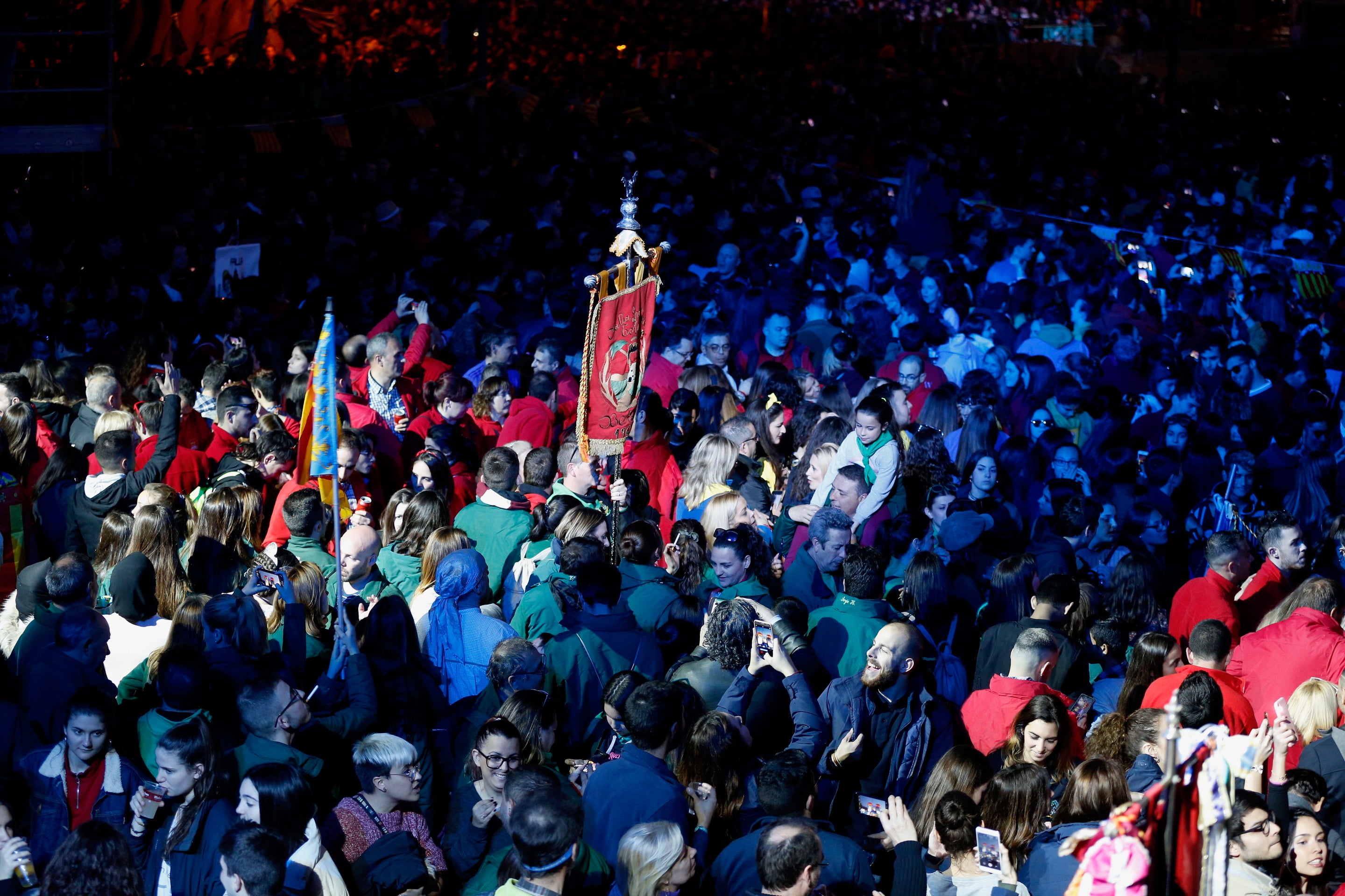 Miles de valencianos y comisiones falleras se han dado cita hoy domingo frente a las Torres de Serranos para participar en la tradicional Crida, acto que da el pistoletazo de salida a las Fallas 2019. Marina Civera y Sara Larrazábal, falleras mayores de Valencia 2019, son las encargadas de invitar a vivir y disfrutar la celebración josefina, fiesta declarada Patrimonio de la Humanidad por la UNESCO, tanto a valencianos como a visitantes y turistas.