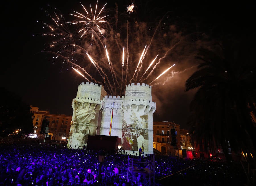 Miles de valencianos y comisiones falleras se han dado cita hoy domingo frente a las Torres de Serranos para participar en la tradicional Crida, acto que da el pistoletazo de salida a las Fallas 2019. Marina Civera y Sara Larrazábal, falleras mayores de Valencia 2019, son las encargadas de invitar a vivir y disfrutar la celebración josefina, fiesta declarada Patrimonio de la Humanidad por la UNESCO, tanto a valencianos como a visitantes y turistas.