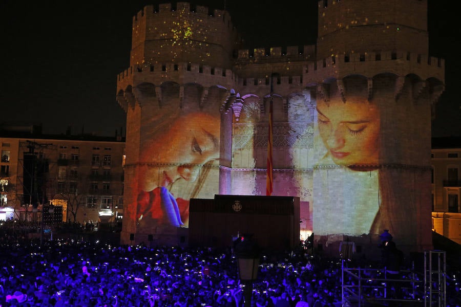 Miles de valencianos y comisiones falleras se han dado cita hoy domingo frente a las Torres de Serranos para participar en la tradicional Crida, acto que da el pistoletazo de salida a las Fallas 2019. Marina Civera y Sara Larrazábal, falleras mayores de Valencia 2019, son las encargadas de invitar a vivir y disfrutar la celebración josefina, fiesta declarada Patrimonio de la Humanidad por la UNESCO, tanto a valencianos como a visitantes y turistas.