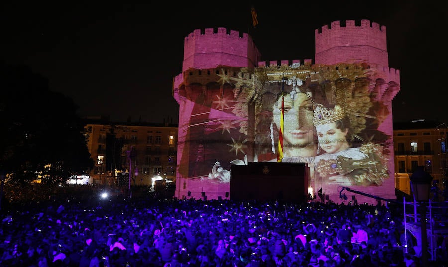 Miles de valencianos y comisiones falleras se han dado cita hoy domingo frente a las Torres de Serranos para participar en la tradicional Crida, acto que da el pistoletazo de salida a las Fallas 2019. Marina Civera y Sara Larrazábal, falleras mayores de Valencia 2019, son las encargadas de invitar a vivir y disfrutar la celebración josefina, fiesta declarada Patrimonio de la Humanidad por la UNESCO, tanto a valencianos como a visitantes y turistas.