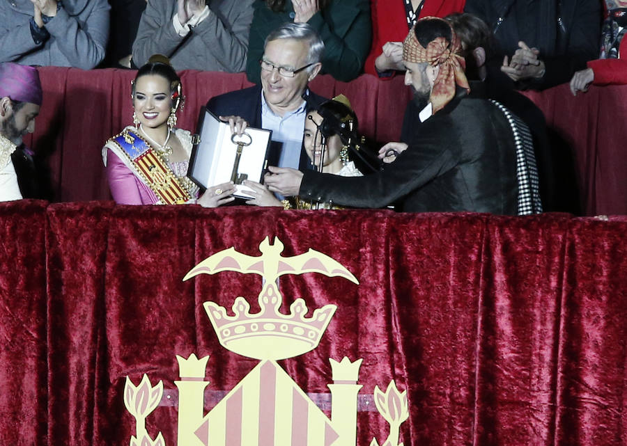 Miles de valencianos y comisiones falleras se han dado cita hoy domingo frente a las Torres de Serranos para participar en la tradicional Crida, acto que da el pistoletazo de salida a las Fallas 2019. Marina Civera y Sara Larrazábal, falleras mayores de Valencia 2019, son las encargadas de invitar a vivir y disfrutar la celebración josefina, fiesta declarada Patrimonio de la Humanidad por la UNESCO, tanto a valencianos como a visitantes y turistas.