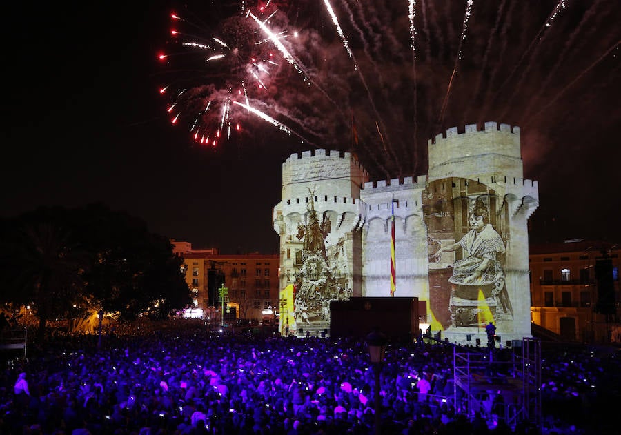 Miles de valencianos y comisiones falleras se han dado cita hoy domingo frente a las Torres de Serranos para participar en la tradicional Crida, acto que da el pistoletazo de salida a las Fallas 2019. Marina Civera y Sara Larrazábal, falleras mayores de Valencia 2019, son las encargadas de invitar a vivir y disfrutar la celebración josefina, fiesta declarada Patrimonio de la Humanidad por la UNESCO, tanto a valencianos como a visitantes y turistas.