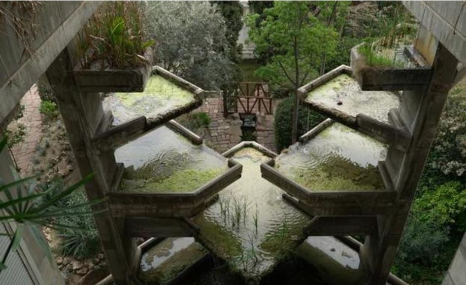 Surgió en una cena de amigos que reivindicaban la utopía de conseguir vivir en la ciudad sin desvincularse de la naturaleza y este año cumple ya un cuarto de siglo una edificación que conjuga el ecologismo con la tecnología, pues fue de las primeras de Europa en tener banda ancha. Se trata de Espai Verd, un singular edificio situado en la entrada de Valencia desde la autovía de Barcelona compuesto por 108 viviendas ajardinadas en altura responsabilidad del arquitecto Antonio Cortés