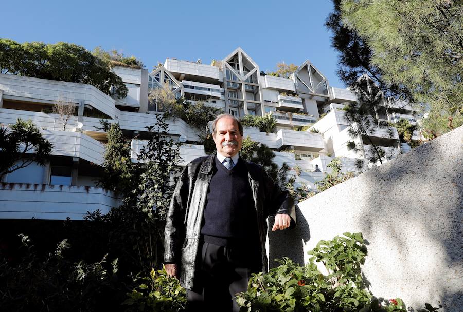 Surgió en una cena de amigos que reivindicaban la utopía de conseguir vivir en la ciudad sin desvincularse de la naturaleza y este año cumple ya un cuarto de siglo una edificación que conjuga el ecologismo con la tecnología, pues fue de las primeras de Europa en tener banda ancha. Se trata de Espai Verd, un singular edificio situado en la entrada de Valencia desde la autovía de Barcelona compuesto por 108 viviendas ajardinadas en altura responsabilidad del arquitecto Antonio Cortés