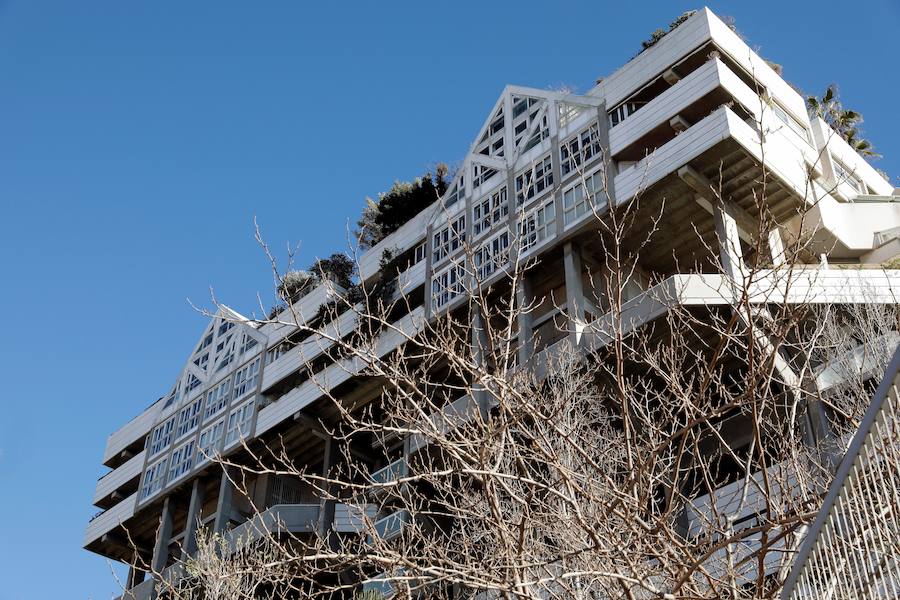 Surgió en una cena de amigos que reivindicaban la utopía de conseguir vivir en la ciudad sin desvincularse de la naturaleza y este año cumple ya un cuarto de siglo una edificación que conjuga el ecologismo con la tecnología, pues fue de las primeras de Europa en tener banda ancha. Se trata de Espai Verd, un singular edificio situado en la entrada de Valencia desde la autovía de Barcelona compuesto por 108 viviendas ajardinadas en altura responsabilidad del arquitecto Antonio Cortés