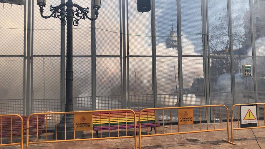 La plaza del Ayuntamiento de Valencia ha vivido este domingo 24 de febrero una gran mascletà a cargo de Pirotecnia Valenciana. La Cruz Roja ha tenido que atender a diez personas: 9 por lipotimias y una por contusiones. 