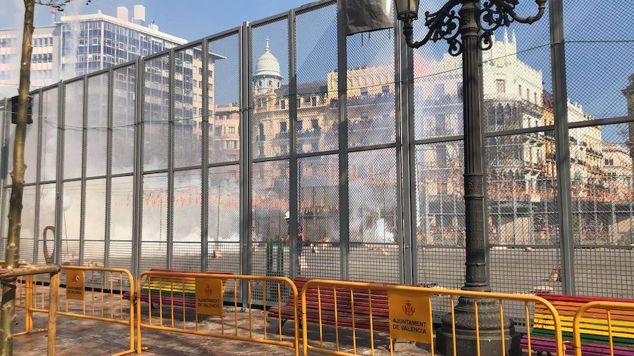 La plaza del Ayuntamiento de Valencia ha vivido este domingo 24 de febrero una gran mascletà a cargo de Pirotecnia Valenciana. La Cruz Roja ha tenido que atender a diez personas: 9 por lipotimias y una por contusiones. 