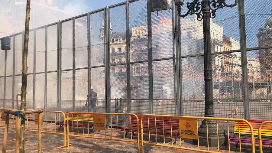 La plaza del Ayuntamiento de Valencia ha vivido este domingo 24 de febrero una gran mascletà a cargo de Pirotecnia Valenciana. La Cruz Roja ha tenido que atender a diez personas: 9 por lipotimias y una por contusiones. 