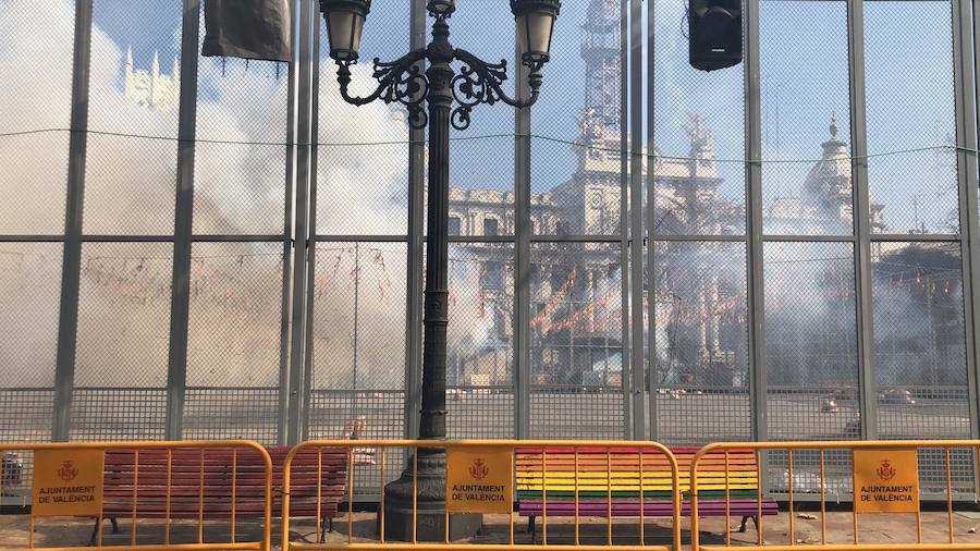 La plaza del Ayuntamiento de Valencia ha vivido este domingo 24 de febrero una gran mascletà a cargo de Pirotecnia Valenciana. La Cruz Roja ha tenido que atender a diez personas: 9 por lipotimias y una por contusiones. 