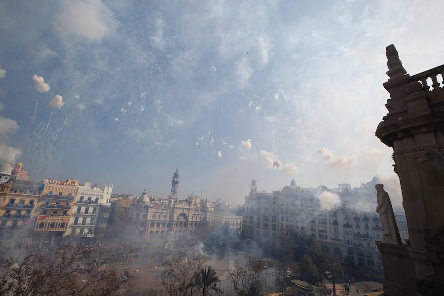 La plaza del Ayuntamiento de Valencia ha vivido este domingo 24 de febrero una gran mascletà a cargo de Pirotecnia Valenciana. La Cruz Roja ha tenido que atender a diez personas: 9 por lipotimias y una por contusiones. 