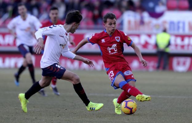 Fran Villalba encara a otro canterano del Valencia, Nacho Vidal, en un encuentro entre Numancia y Osasuna 