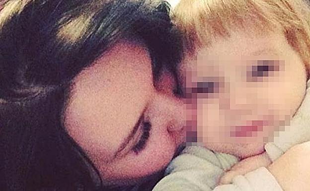 La menor fallecida, Kristina, junto a su madre.