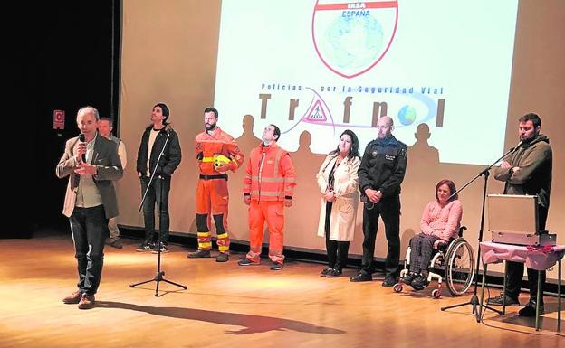 El alcalde, Paco Comes, se dirige a los jóvenes, en el acto. 