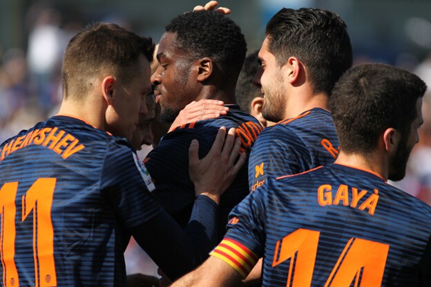 Jugadores del Valencia felicitan a Kondogbia, por su gol al Leganés. 