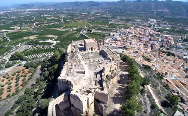 Imagen principal - Vistas generales del castillo y la reconstrucción de la sala capitular.