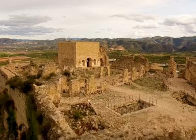 Imagen secundaria 1 - Vistas generales del castillo y la reconstrucción de la sala capitular.