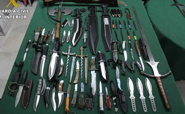 Conjunto de armas encontradas en el domicilio del detenido. 