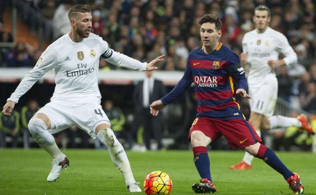 Ramos y Messi disputan un balón en el clásico de la Liga 2015-16 disputado en el Bernabéu.