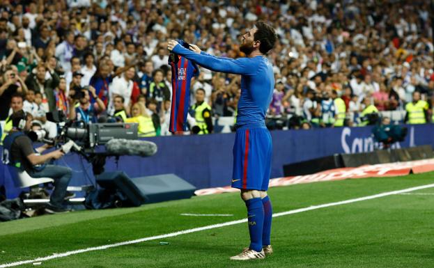 Messi muestra el dorsal de su camiseta al Bernabéu.