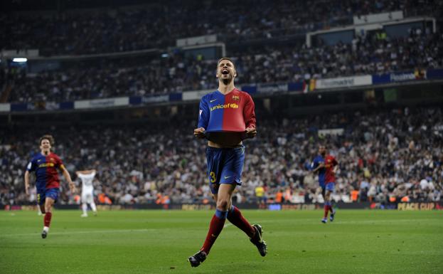 Piqué celebra el definitivo 2-6 en el Bernabéu.