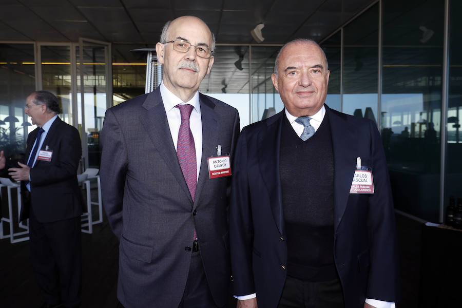 La Asociación Valenciana de Empresarios celebró este miércoles su asamblea general en Marina de Empresas, con presencia de 120 de sus 140 asociados. La mayoría prevén un 2019 igual o mejor en términos económicos que 2018 y crecerán tanto en empleo como en facturación, aunque sube el porcentaje que considera que será peor. Uno de los momentos más emotivos de la asamblea fue el homenaje a su presidente fundador, Silvino Navarro, que recibió una placa conmemorativa de manos del actual presidente, Vicente Boluda. Las ponencias corrieron a cargo de Juan Roig, Agustín Gregori y Alberto Gutiérrez, mientras que los presidentes de Caixabank, Jordi Gual, y del Sabadell, Josep Oliu, se presentaron entre los nuevos asociados del 'lobby' empresarial. Al acto de clausura, celebrado en el Veles e Vents, se incorporaron el presidente Ximo Puig y numerosos representantes del ámbito político, económico y social de la Comunitat Valenciana.