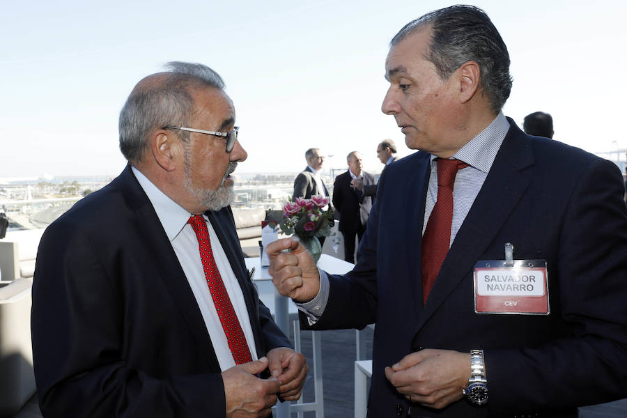 La Asociación Valenciana de Empresarios celebró este miércoles su asamblea general en Marina de Empresas, con presencia de 120 de sus 140 asociados. La mayoría prevén un 2019 igual o mejor en términos económicos que 2018 y crecerán tanto en empleo como en facturación, aunque sube el porcentaje que considera que será peor. Uno de los momentos más emotivos de la asamblea fue el homenaje a su presidente fundador, Silvino Navarro, que recibió una placa conmemorativa de manos del actual presidente, Vicente Boluda. Las ponencias corrieron a cargo de Juan Roig, Agustín Gregori y Alberto Gutiérrez, mientras que los presidentes de Caixabank, Jordi Gual, y del Sabadell, Josep Oliu, se presentaron entre los nuevos asociados del 'lobby' empresarial. Al acto de clausura, celebrado en el Veles e Vents, se incorporaron el presidente Ximo Puig y numerosos representantes del ámbito político, económico y social de la Comunitat Valenciana.