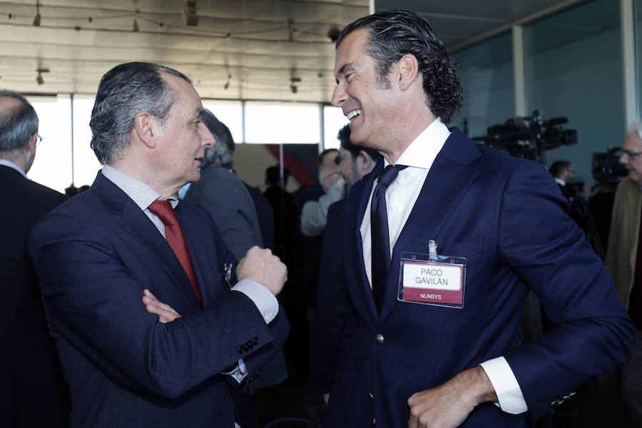 La Asociación Valenciana de Empresarios celebró este miércoles su asamblea general en Marina de Empresas, con presencia de 120 de sus 140 asociados. La mayoría prevén un 2019 igual o mejor en términos económicos que 2018 y crecerán tanto en empleo como en facturación, aunque sube el porcentaje que considera que será peor. Uno de los momentos más emotivos de la asamblea fue el homenaje a su presidente fundador, Silvino Navarro, que recibió una placa conmemorativa de manos del actual presidente, Vicente Boluda. Las ponencias corrieron a cargo de Juan Roig, Agustín Gregori y Alberto Gutiérrez, mientras que los presidentes de Caixabank, Jordi Gual, y del Sabadell, Josep Oliu, se presentaron entre los nuevos asociados del 'lobby' empresarial. Al acto de clausura, celebrado en el Veles e Vents, se incorporaron el presidente Ximo Puig y numerosos representantes del ámbito político, económico y social de la Comunitat Valenciana.