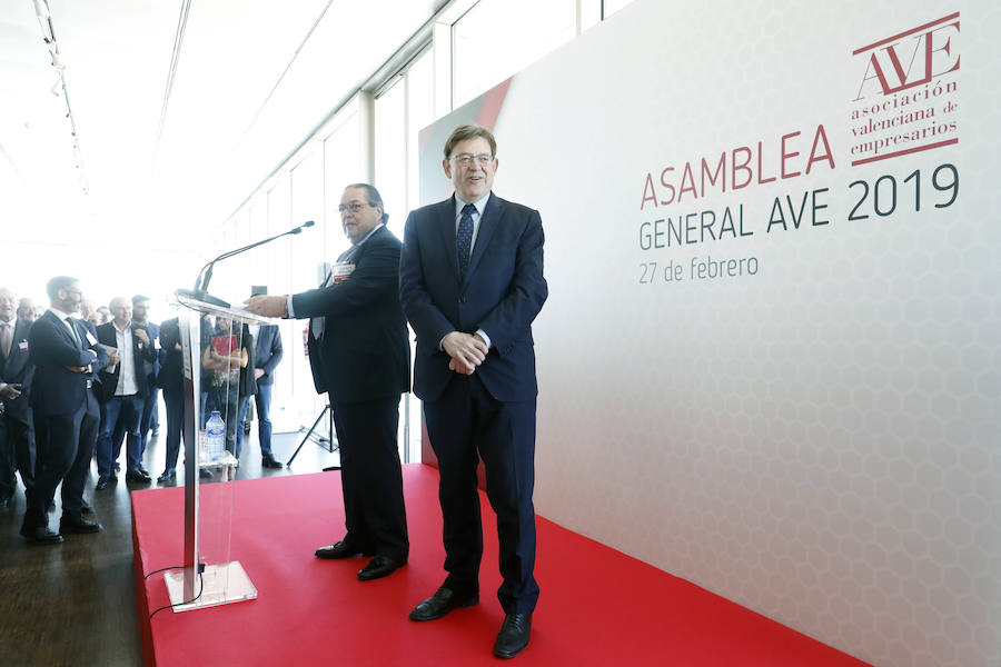 La Asociación Valenciana de Empresarios celebró este miércoles su asamblea general en Marina de Empresas, con presencia de 120 de sus 140 asociados. La mayoría prevén un 2019 igual o mejor en términos económicos que 2018 y crecerán tanto en empleo como en facturación, aunque sube el porcentaje que considera que será peor. Uno de los momentos más emotivos de la asamblea fue el homenaje a su presidente fundador, Silvino Navarro, que recibió una placa conmemorativa de manos del actual presidente, Vicente Boluda. Las ponencias corrieron a cargo de Juan Roig, Agustín Gregori y Alberto Gutiérrez, mientras que los presidentes de Caixabank, Jordi Gual, y del Sabadell, Josep Oliu, se presentaron entre los nuevos asociados del 'lobby' empresarial. Al acto de clausura, celebrado en el Veles e Vents, se incorporaron el presidente Ximo Puig y numerosos representantes del ámbito político, económico y social de la Comunitat Valenciana.