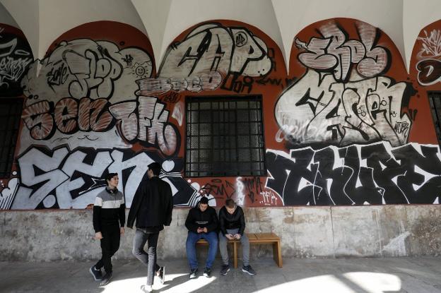 Aspecto que ofrece el claustro renacentista del Centro del Carmen con el grafiti. 