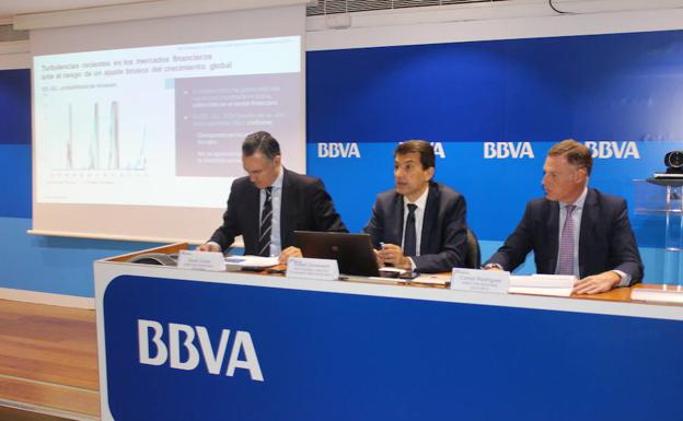 De izquierda a derecha, David Conde Director Territorial Este BBVA, Rafael Doménech. Responsable de Análisis económico BBVA Research y Carlos Rodríguez, Director regional Este BBVA. En distintos momentos de la presentación. 