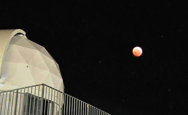 Vista del eclipse total de luna del pasado 21 de enero desde el Observatorio Astronómico de Albuixech.