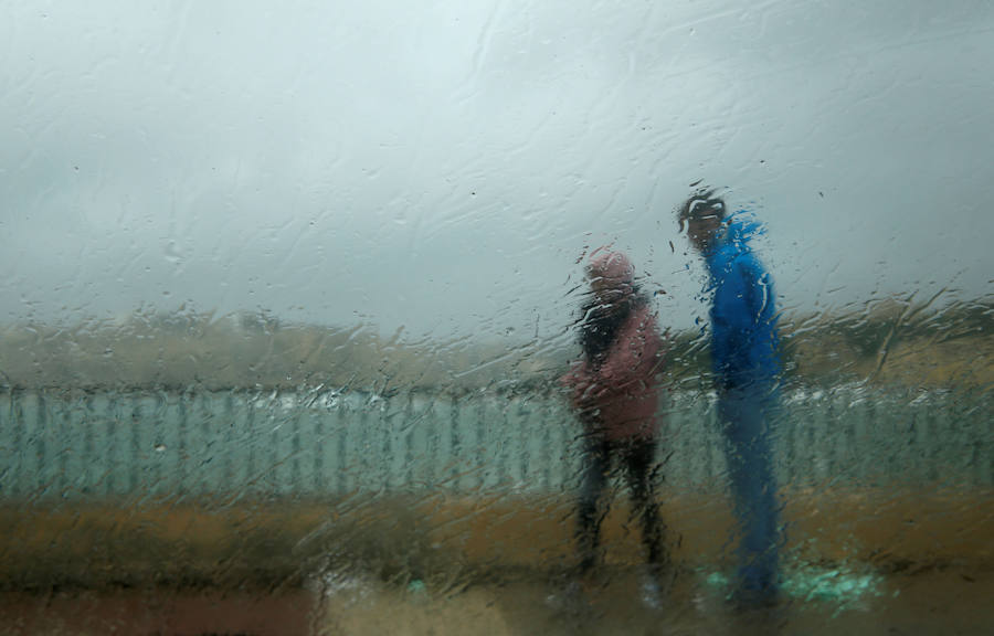 Un temporal de viento huracanado ha azotado Malta durante los últimos días. Las fuertes rachas de viento, que han llegado a los 100 km/hora, han destrozado estructuras, derribado árboles e incluso han provocado una inusual 'lluvia' de peces. Y es que, el viento desplazó multitud de ellos desde una piscifactoría que se encuentra en mitad del mar, concretamente en la bahía de San Pablo.