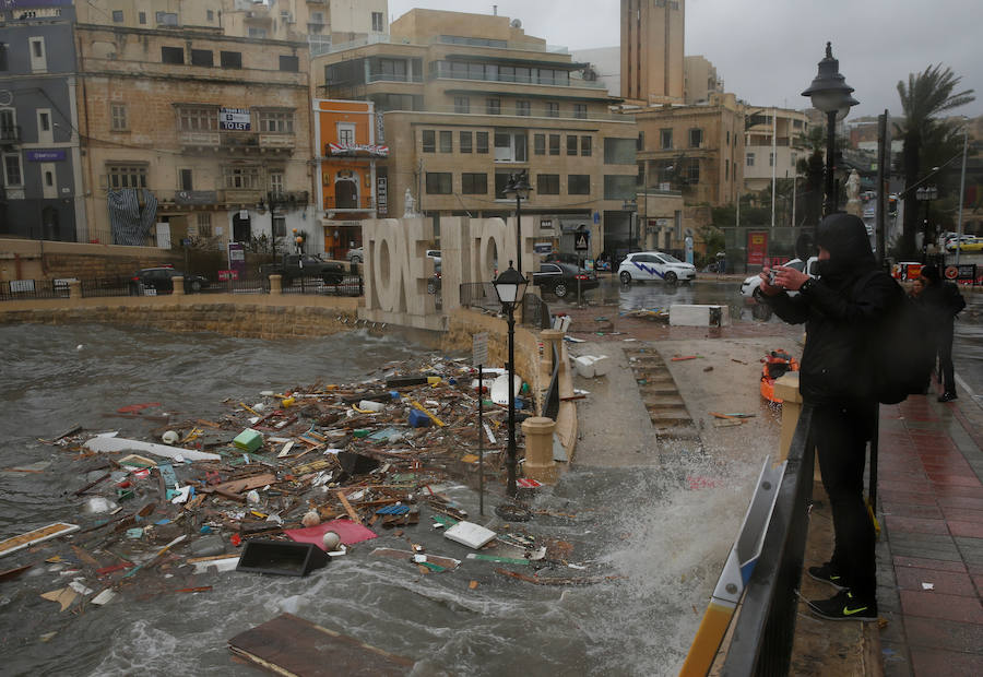 Un temporal de viento huracanado ha azotado Malta durante los últimos días. Las fuertes rachas de viento, que han llegado a los 100 km/hora, han destrozado estructuras, derribado árboles e incluso han provocado una inusual 'lluvia' de peces. Y es que, el viento desplazó multitud de ellos desde una piscifactoría que se encuentra en mitad del mar, concretamente en la bahía de San Pablo.