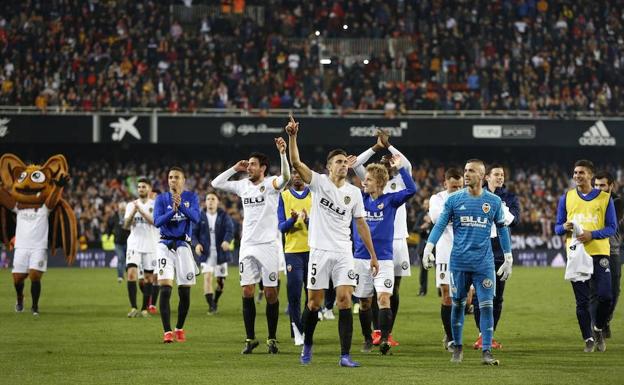 Los jugadores dan las gracias a la afición presente en Mestalla.