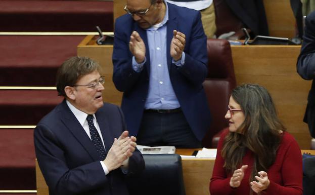 Ximo Puig y Mónica Oltra, durante la sesión de control en Les Corts. 