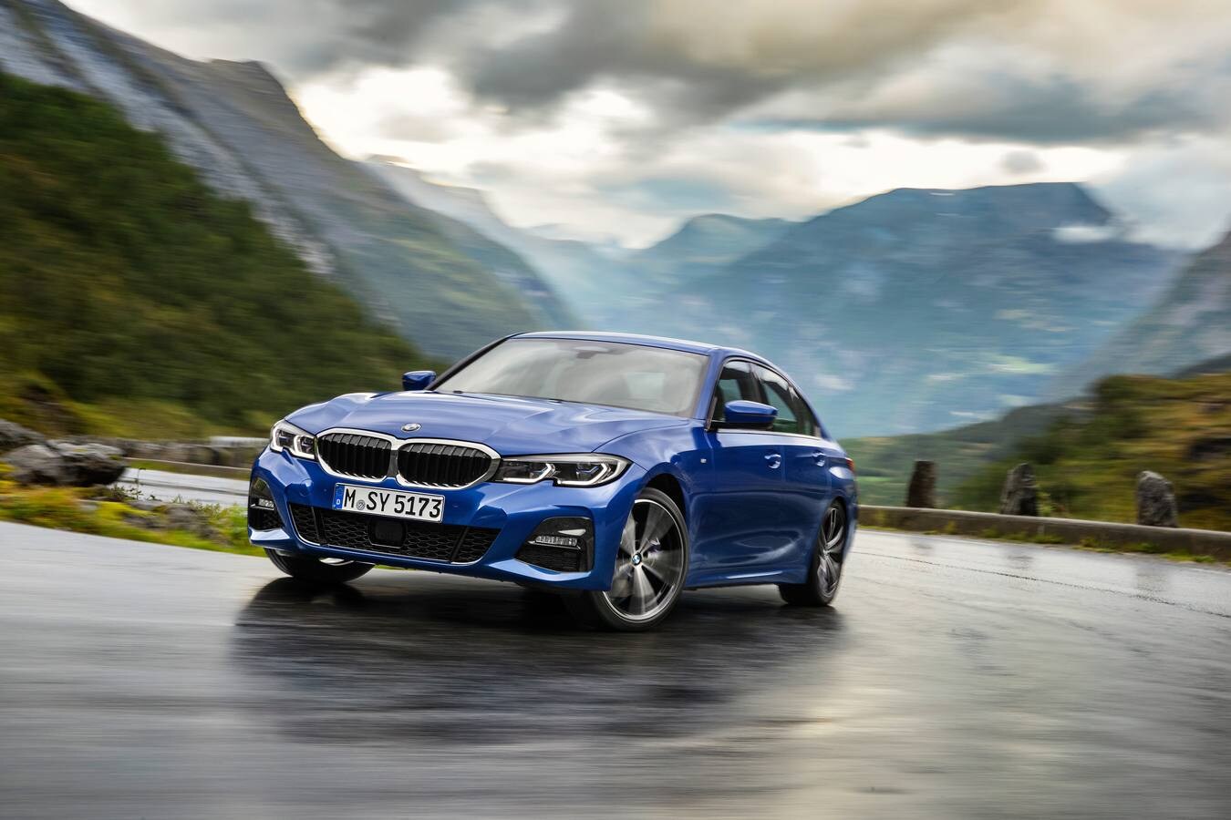 La nueva generación, y van siete, del BMW Serie ya está a la venta. Un modelo que crece en dimensiones y vuelve a poner el listón a gran altura en términos de dinámica de conducción, calidad e innovación.