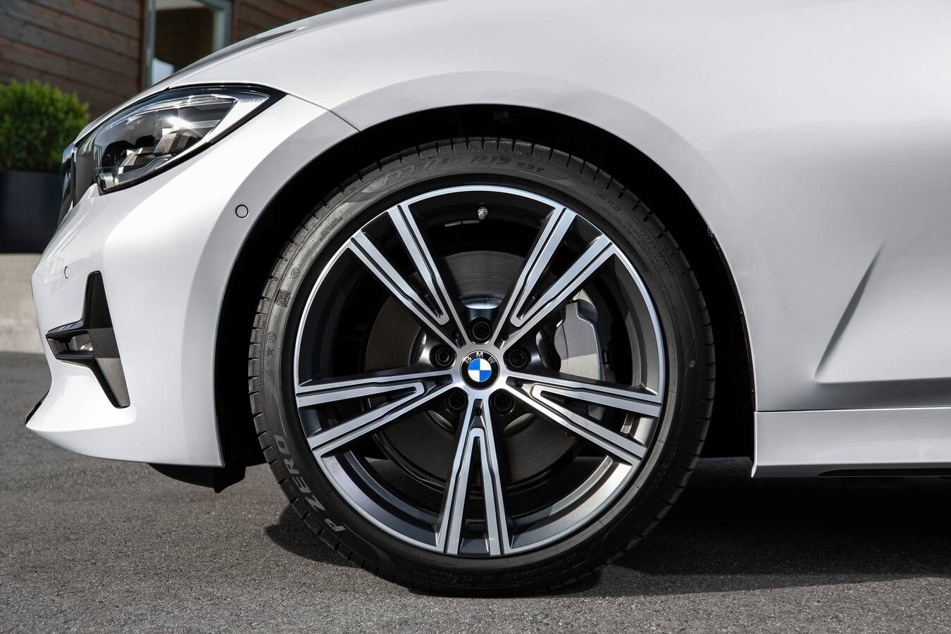 La nueva generación, y van siete, del BMW Serie ya está a la venta. Un modelo que crece en dimensiones y vuelve a poner el listón a gran altura en términos de dinámica de conducción, calidad e innovación.