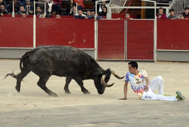 Paco Pino besa el trofeo conseguido.  