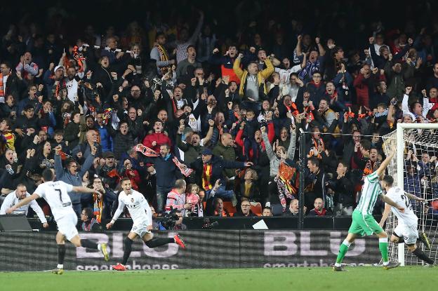 Rodrigo celebra el único gol del partido que confirmaba la clasificación del Valencia.