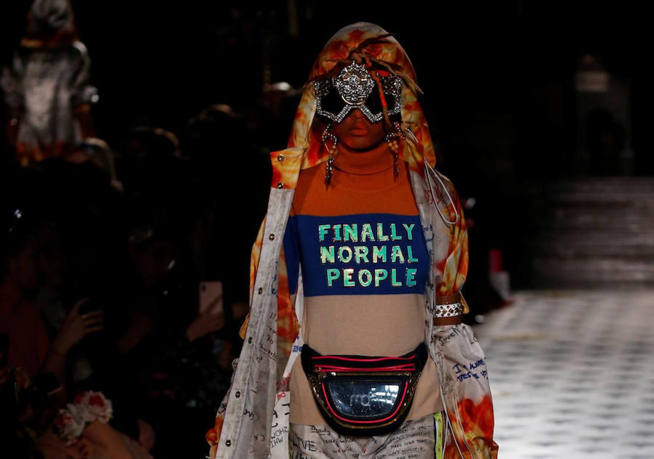 Brillante, exagerada y colorida colección de Manish Arora en la Semana de la Moda de París. Un estilo punk-meet-Bollywood combinando tocados y tocados de estilo mohicano, capuchas con estampado de leopardo, leggings brillantes y vestidos con diversas siluetas.