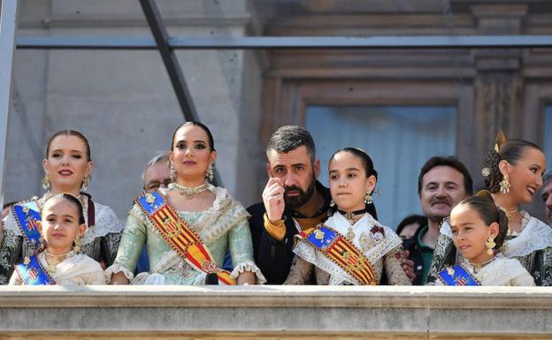 Las falleras mayores, en el balcón del Ayuntamiento. 