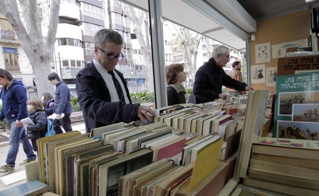 La Feria del Libro Antiguo y de Ocasión reúne en Valencia puestos de temáticas variadas. 