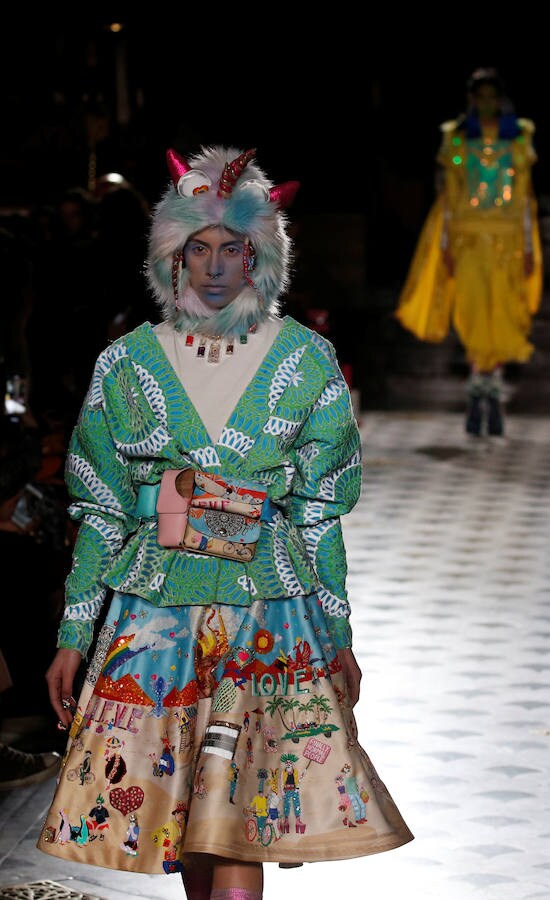 Brillante, exagerada y colorida colección de Manish Arora en la Semana de la Moda de París. Un estilo punk-meet-Bollywood combinando tocados y tocados de estilo mohicano, capuchas con estampado de leopardo, leggings brillantes y vestidos con diversas siluetas.