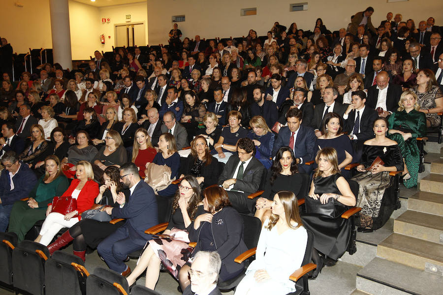 La falla Almirante Cadarso-Conde Altea celebró este jueves en el Palau de la Música la Gala de la Mujer, un evento que reunió a 400 personas entre comisiones, políticos y falleras mayores de Valencia. La entidad que preside Vicente Fuster quiso reconocer la labor de destacadas mujeres y una de las premiadas fue María José Grimaldo, subdirectora de LAS PROVINCIAS, fallecida recientemente. Recogió el premio su hijo, Pepe Morató. Morató quiso agradecer el reconocimiento. «A mi madre le encantaría recibirlo, allá donde esté estaría muy agradecida», dijo. Fueron premiadas también Mónica Oltra, Lydia del Canto, María José Lora, Xelo Salavert, Sela Falcó, Amparo Fabra, Tere Viguer, Concha Montaner, Ana Cobo, Anna Lluch, Hortensia Roig y Susana Remohí. 