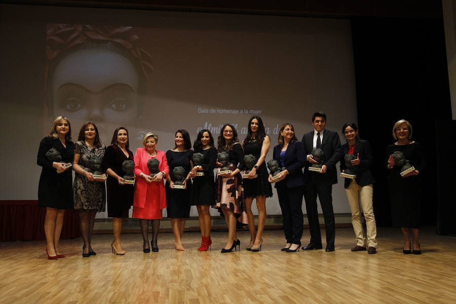 La falla Almirante Cadarso-Conde Altea celebró este jueves en el Palau de la Música la Gala de la Mujer, un evento que reunió a 400 personas entre comisiones, políticos y falleras mayores de Valencia. La entidad que preside Vicente Fuster quiso reconocer la labor de destacadas mujeres y una de las premiadas fue María José Grimaldo, subdirectora de LAS PROVINCIAS, fallecida recientemente. Recogió el premio su hijo, Pepe Morató. Morató quiso agradecer el reconocimiento. «A mi madre le encantaría recibirlo, allá donde esté estaría muy agradecida», dijo. Fueron premiadas también Mónica Oltra, Lydia del Canto, María José Lora, Xelo Salavert, Sela Falcó, Amparo Fabra, Tere Viguer, Concha Montaner, Ana Cobo, Anna Lluch, Hortensia Roig y Susana Remohí. 