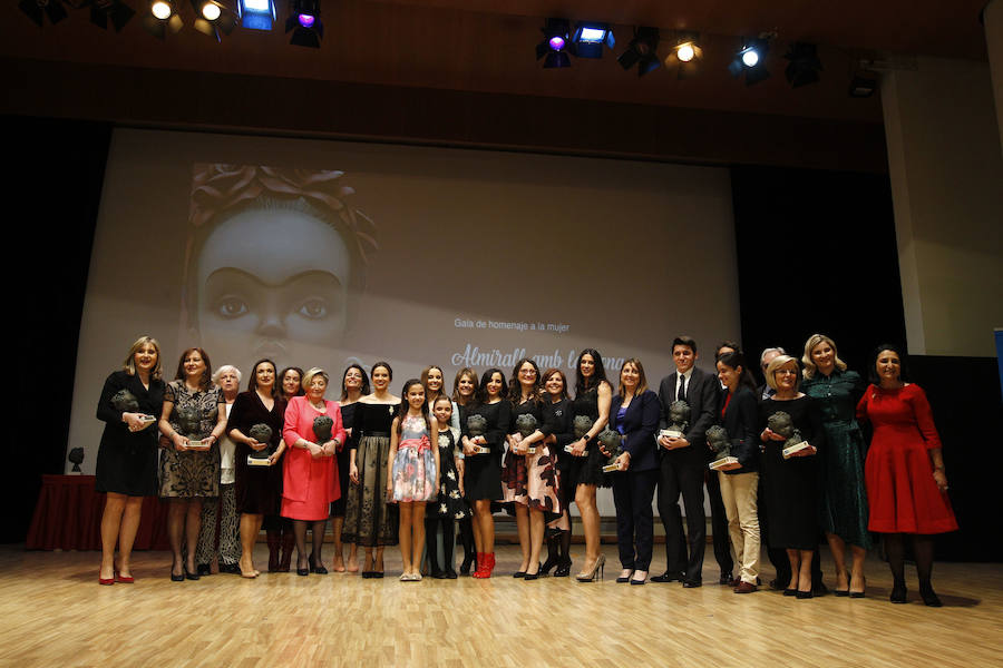 La falla Almirante Cadarso-Conde Altea celebró este jueves en el Palau de la Música la Gala de la Mujer, un evento que reunió a 400 personas entre comisiones, políticos y falleras mayores de Valencia. La entidad que preside Vicente Fuster quiso reconocer la labor de destacadas mujeres y una de las premiadas fue María José Grimaldo, subdirectora de LAS PROVINCIAS, fallecida recientemente. Recogió el premio su hijo, Pepe Morató. Morató quiso agradecer el reconocimiento. «A mi madre le encantaría recibirlo, allá donde esté estaría muy agradecida», dijo. Fueron premiadas también Mónica Oltra, Lydia del Canto, María José Lora, Xelo Salavert, Sela Falcó, Amparo Fabra, Tere Viguer, Concha Montaner, Ana Cobo, Anna Lluch, Hortensia Roig y Susana Remohí. 