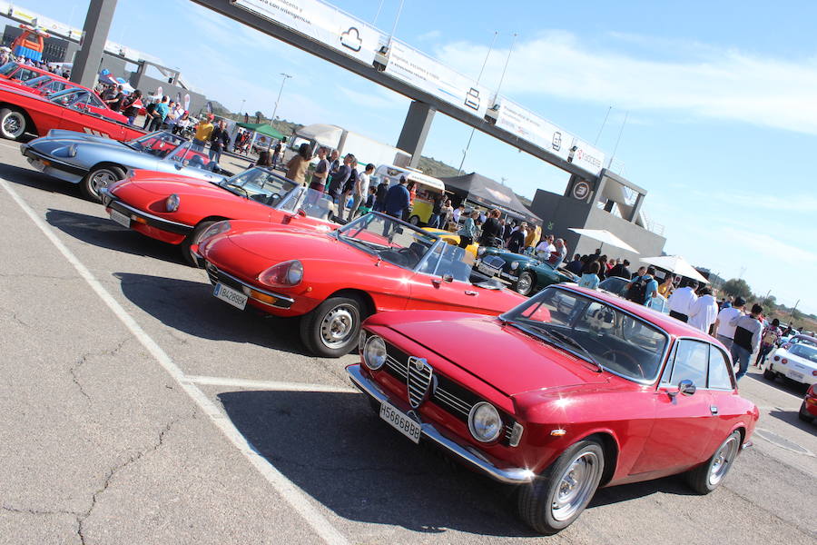 La sexta edición del RacingLegends se está celebrando en el Circuit Ricardo Tormo de Cheste con LAS PROVINCIAS como medio oficial y un espectacular ambiente tanto en las carreras de coches y motos clásicos en pista como en la exposición de coches de particulares y clubes en el paddock. Decenas de tiendas de accesorios vintage, motos 'café racer', 'food trucks', clubes de marcas como Citroën, que celebra su centenario, o Mini, que cumple seis décadas en este 2019 y un amplio abanico de actividades reciben a los visitantes, que disfrutan este año de una excelente meteorología.