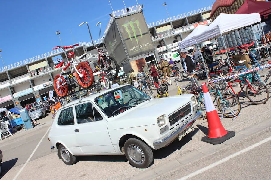 La sexta edición del RacingLegends se está celebrando en el Circuit Ricardo Tormo de Cheste con LAS PROVINCIAS como medio oficial y un espectacular ambiente tanto en las carreras de coches y motos clásicos en pista como en la exposición de coches de particulares y clubes en el paddock. Decenas de tiendas de accesorios vintage, motos 'café racer', 'food trucks', clubes de marcas como Citroën, que celebra su centenario, o Mini, que cumple seis décadas en este 2019 y un amplio abanico de actividades reciben a los visitantes, que disfrutan este año de una excelente meteorología.