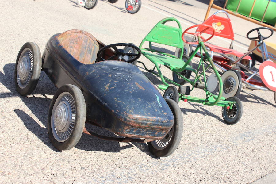 La sexta edición del RacingLegends se está celebrando en el Circuit Ricardo Tormo de Cheste con LAS PROVINCIAS como medio oficial y un espectacular ambiente tanto en las carreras de coches y motos clásicos en pista como en la exposición de coches de particulares y clubes en el paddock. Decenas de tiendas de accesorios vintage, motos 'café racer', 'food trucks', clubes de marcas como Citroën, que celebra su centenario, o Mini, que cumple seis décadas en este 2019 y un amplio abanico de actividades reciben a los visitantes, que disfrutan este año de una excelente meteorología.