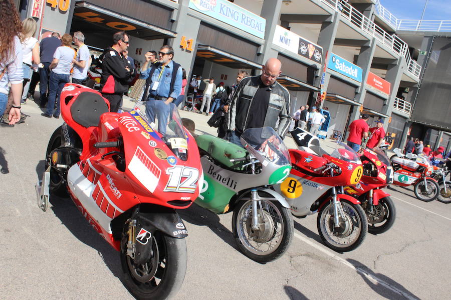 La sexta edición del RacingLegends se está celebrando en el Circuit Ricardo Tormo de Cheste con LAS PROVINCIAS como medio oficial y un espectacular ambiente tanto en las carreras de coches y motos clásicos en pista como en la exposición de coches de particulares y clubes en el paddock. Decenas de tiendas de accesorios vintage, motos 'café racer', 'food trucks', clubes de marcas como Citroën, que celebra su centenario, o Mini, que cumple seis décadas en este 2019 y un amplio abanico de actividades reciben a los visitantes, que disfrutan este año de una excelente meteorología.